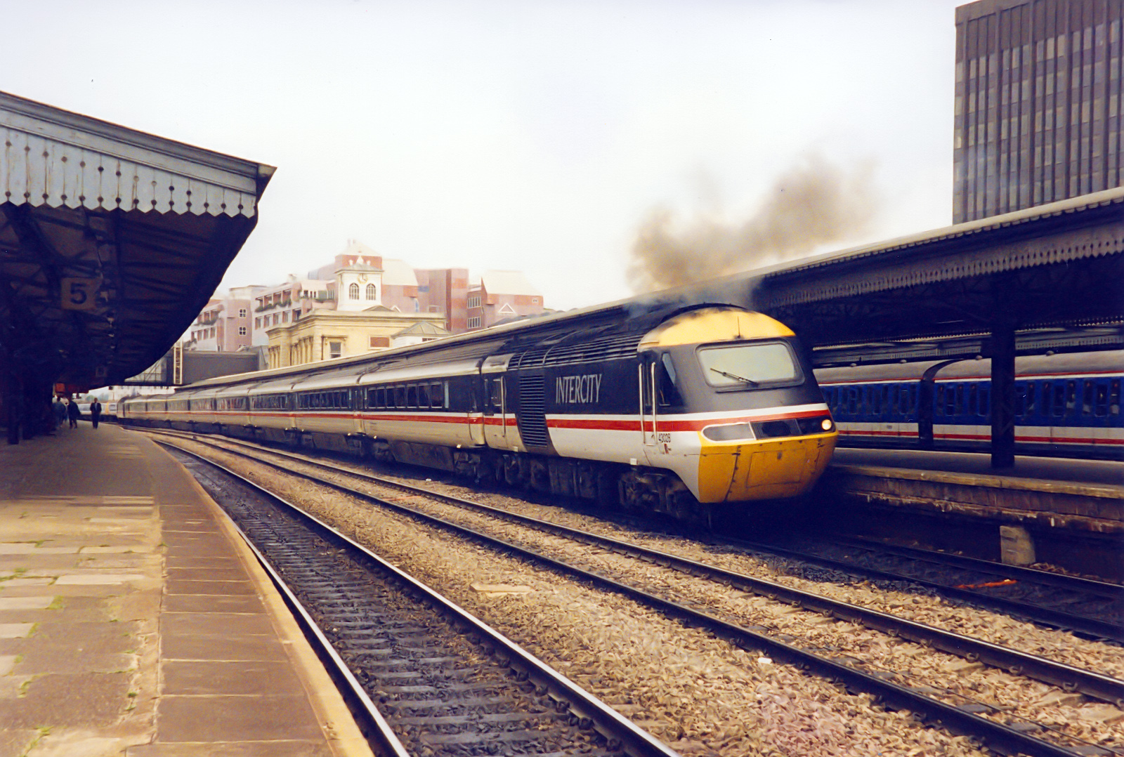 A westbound Intercity Swallow liveried HST, led by power car 43028, departs from Reading.